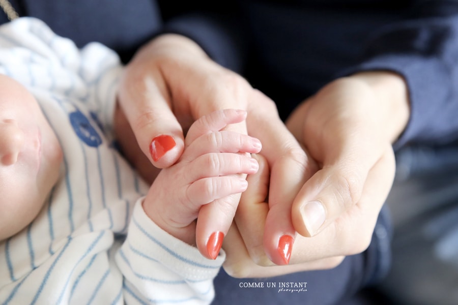 nouveau né studio, bébé en train de dormir, photographe à domicile de bebe à Paris (75000 Paris 75) et sa région, bébé studio, photographe a domicile nouveau né, famille studio, petites mains, bébé, photographie nouveau né en train de dormir, famille